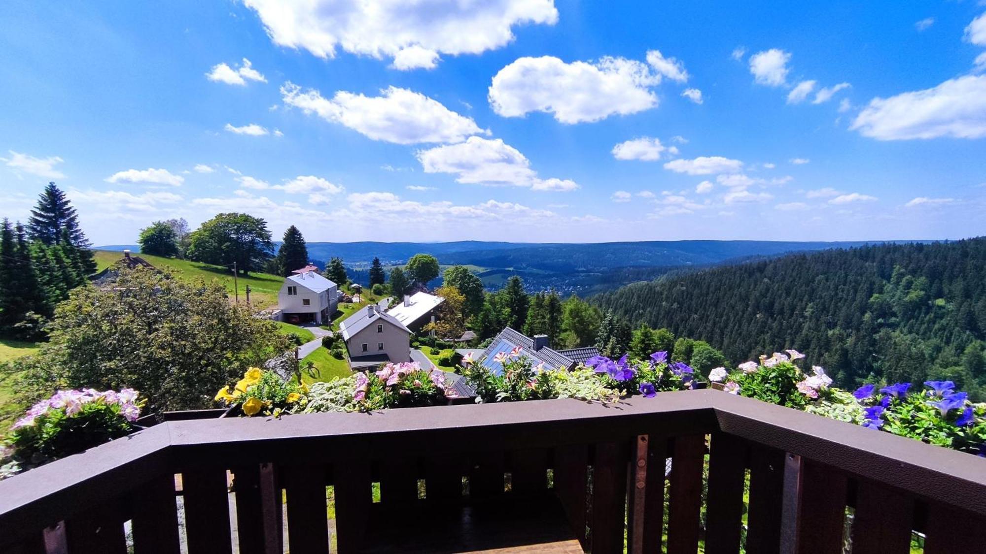 Berggasthaus & Pension Schoene Aussicht Klingenthal Exterior photo